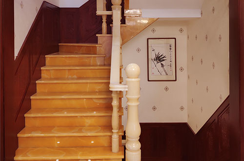 二七中式别墅室内汉白玉石楼梯的定制安装装饰效果