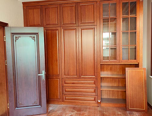 二七中式家庭装修里定制的实木衣柜效果图